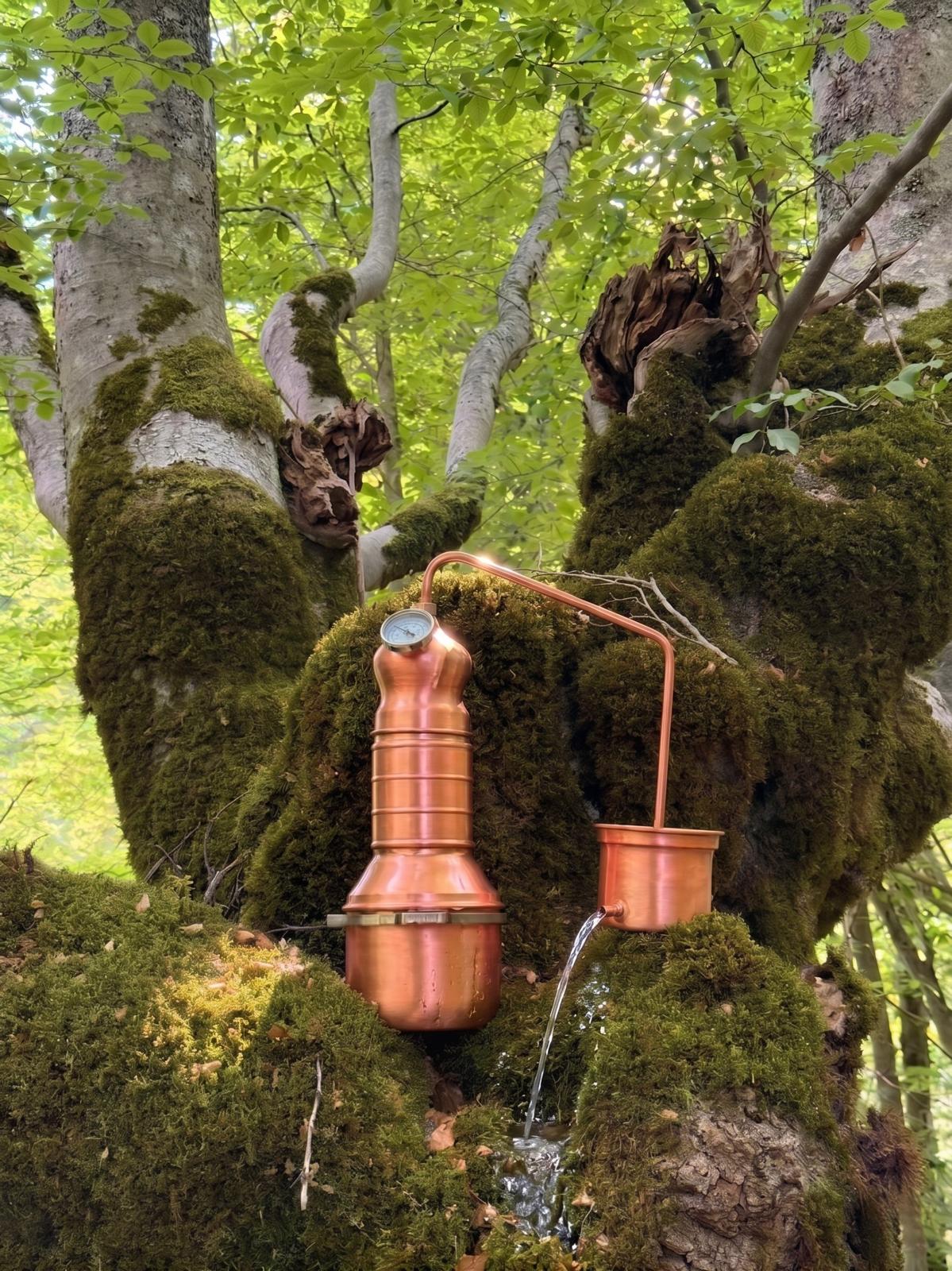 La natura detta la poesia, l’alambicco scrive la storia.